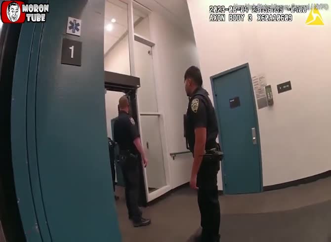 Video :A knife-wielding guy is slain after lunging at an NYPD cop (Warning - disturbing)